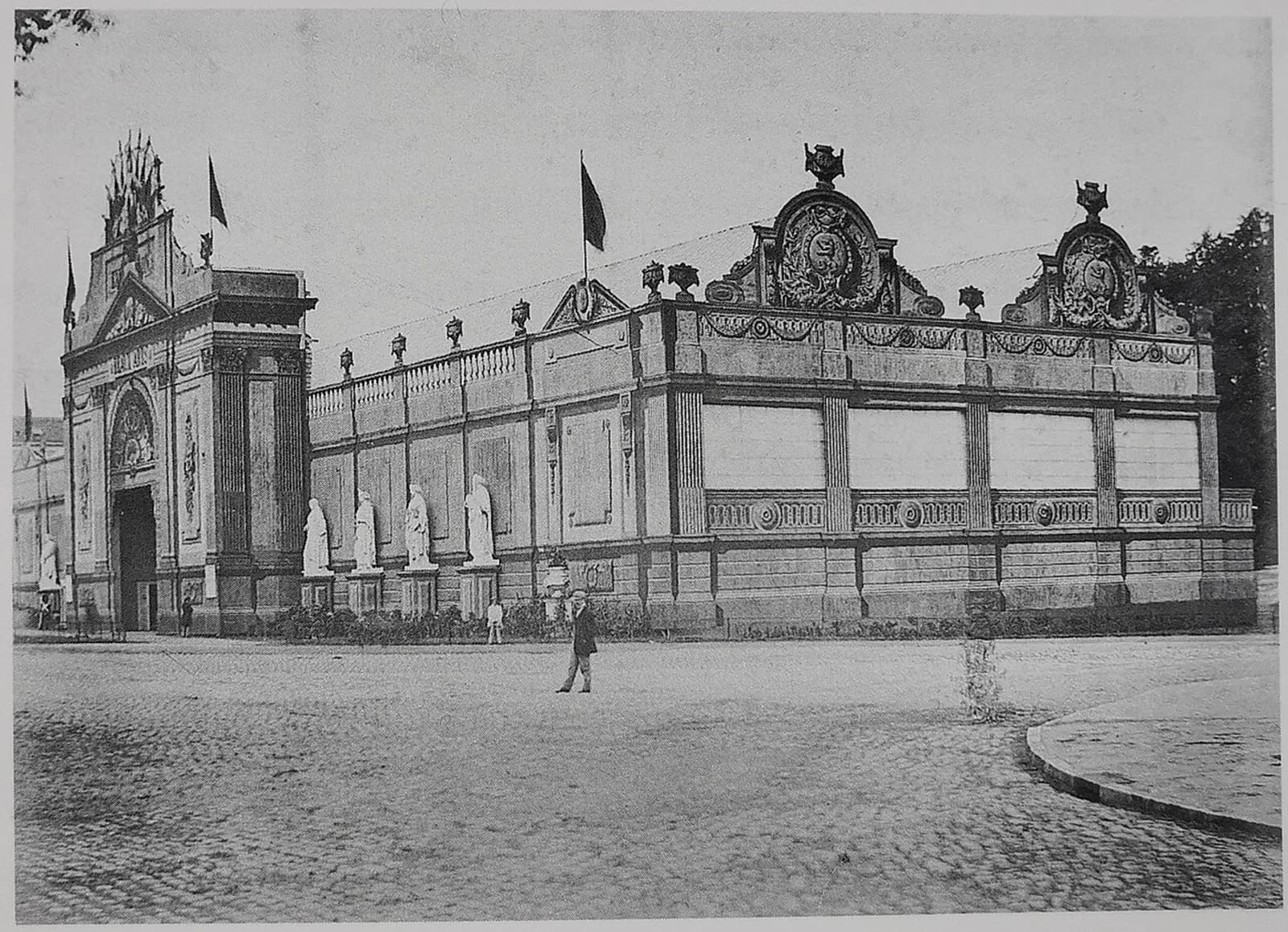 Photograph of the temporary pavilion erected for the Brussels Salon of 1863, the triennial art exhibition held in Brussels