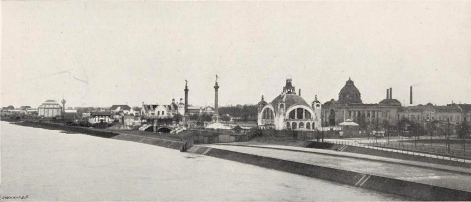 Bird's-eye view engraving of the 1904 International Art Exhibition and Great Horticultural Exhibition in Düsseldorf, showing the sprawling exhibition halls and landscaped grounds along the Rhine.