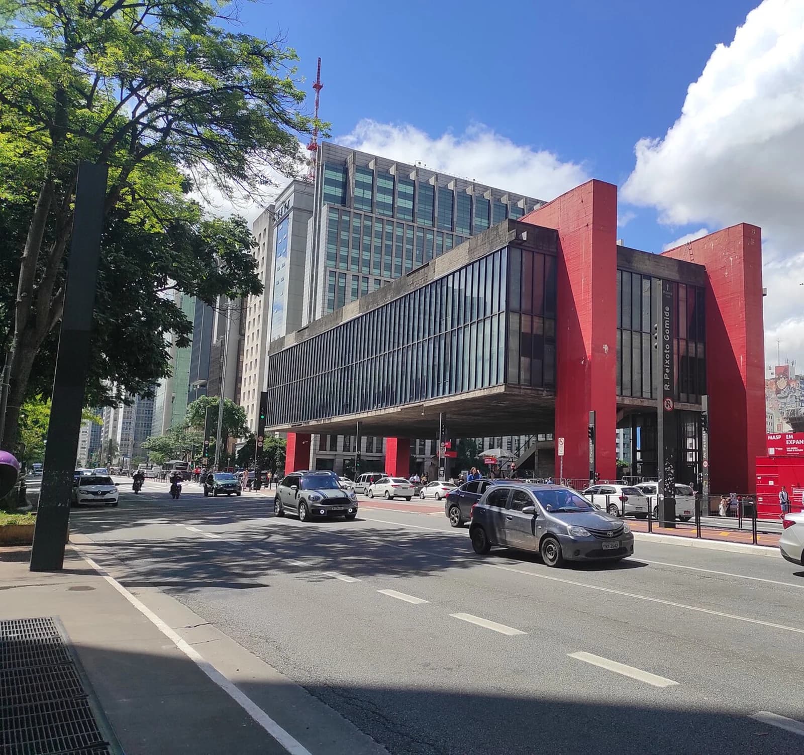 MASP, the Museu de Arte de São Paulo, the elevated concrete building on red beam columns on Avenida Paulista